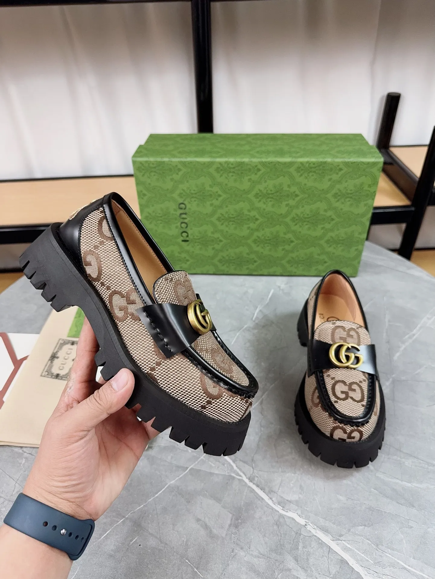 👟👟Ex-factory price 520👟👟Gucci2023 new model, double GG groove thick-soled Loaf platform shoes. The original version is made 1:1. Super beautiful quality, classic model at the counter. ❶Upper: original open edge beaded cowhide ❷Inner lining: water-dyed cowhide ❸Feet: water-dyed cowhide ❹Outsole: ultra-light original sole ❺thick sole heightening: 3.5cn ❻Packing: original packaging ❼Number: 35-42 (41 41 customized, non-returnable) Men's model: 38-46 (45, 46 customized, non-returnable)